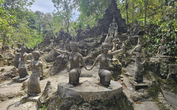 สวนพระพุทธรูปลึกลับ